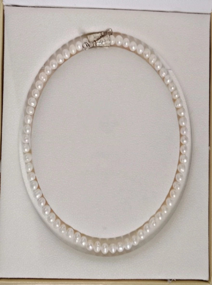 White pearl one layer necklace
