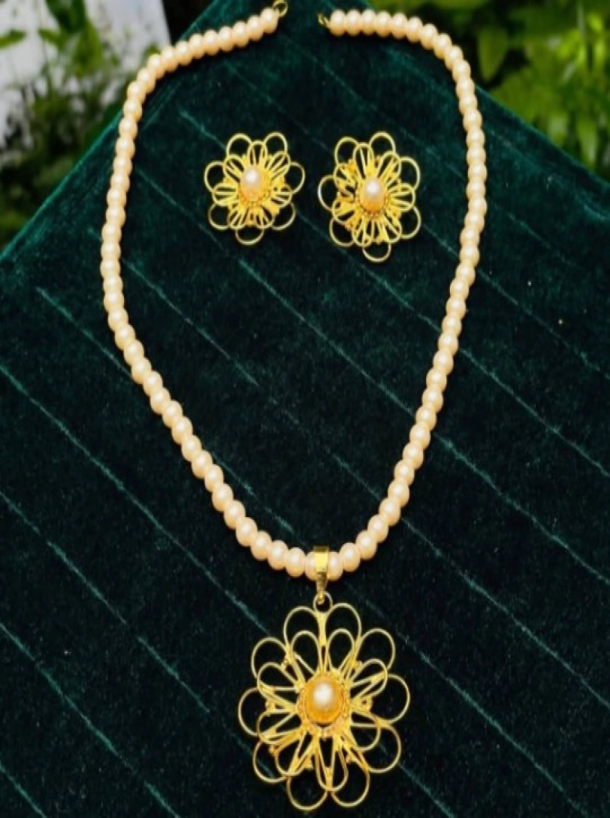 Indian gold plating neckpiece with artificial pearl