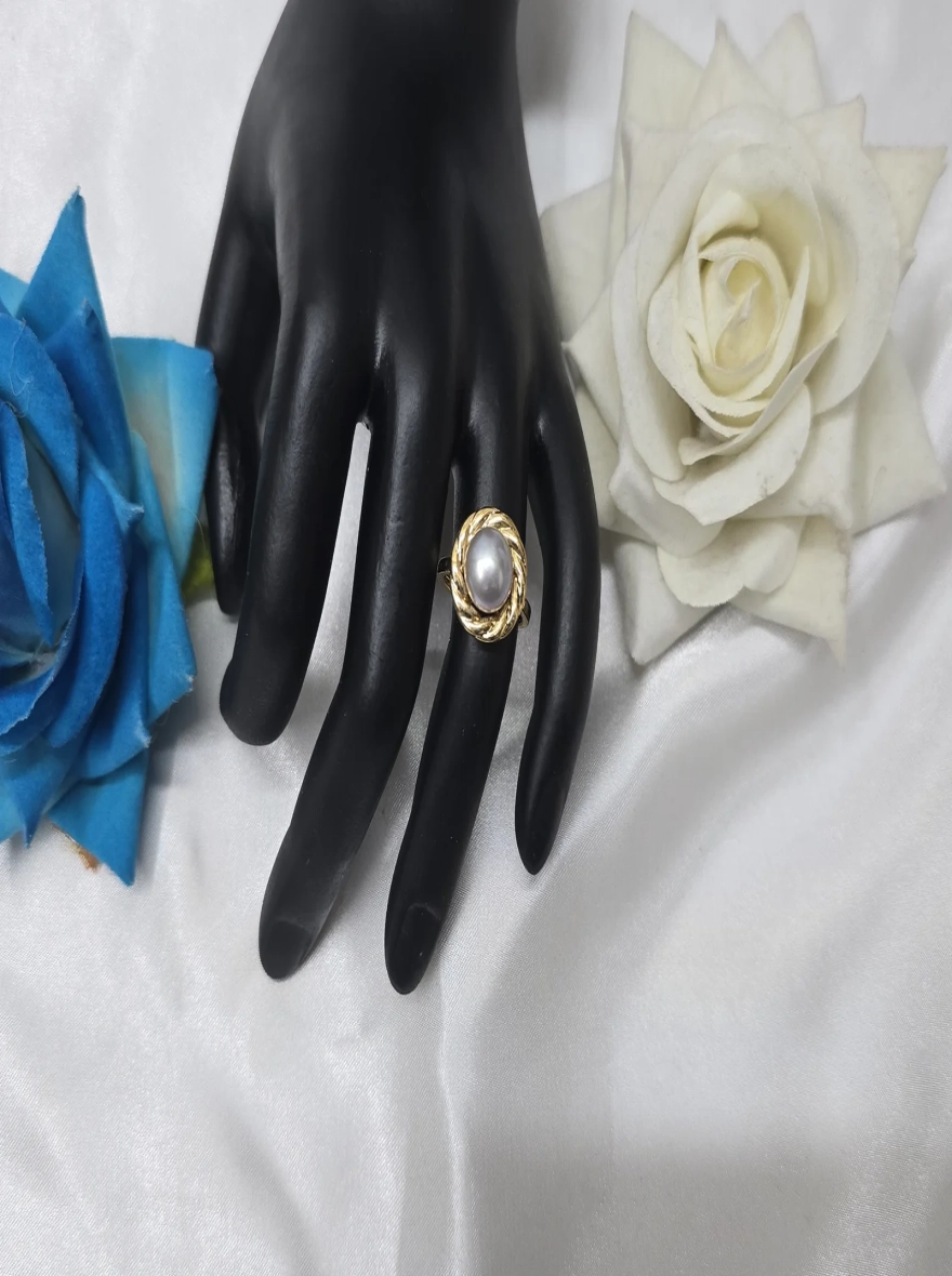 Gleaming Whisper pearl ring