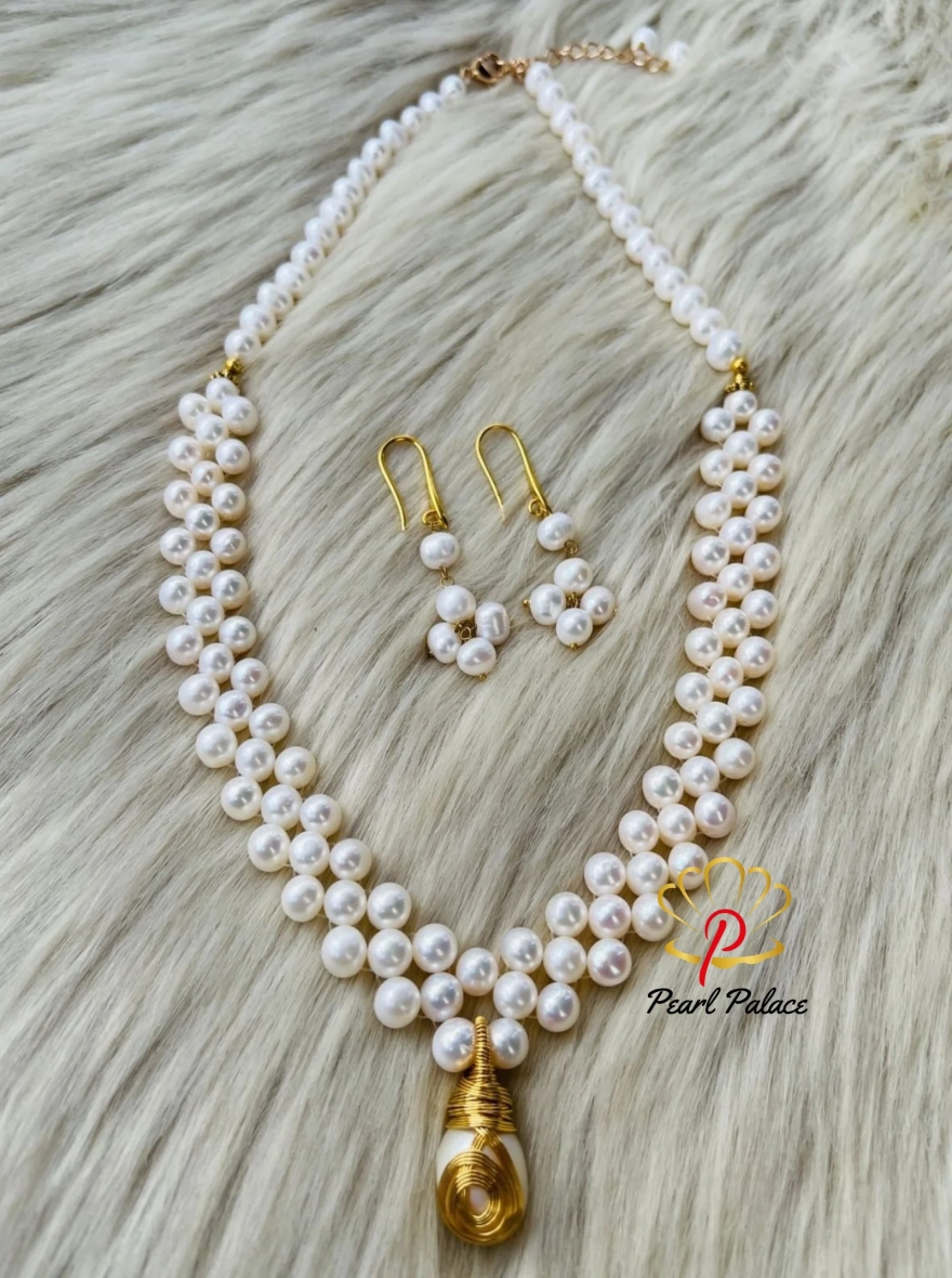 Golden Bloom Pearl Necklace Set.