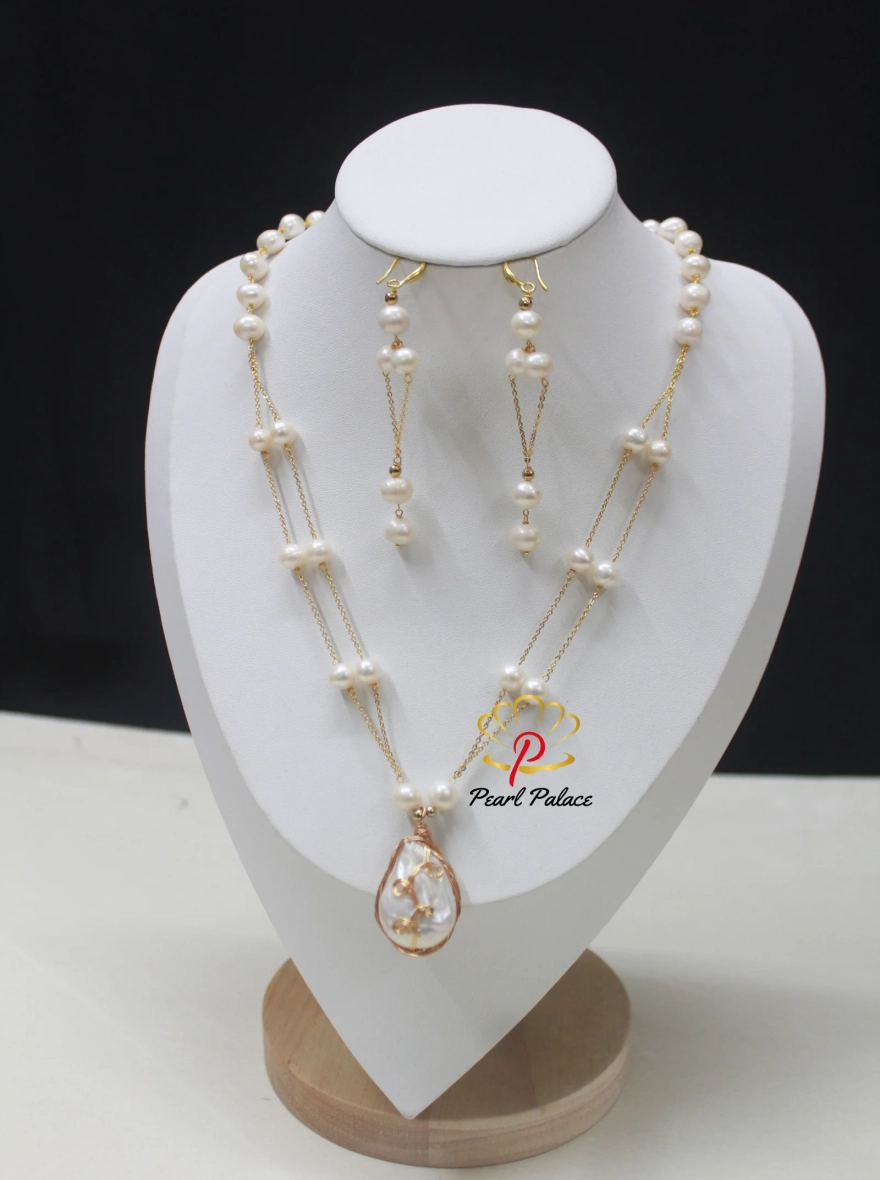 Pearl necklace with pendant .