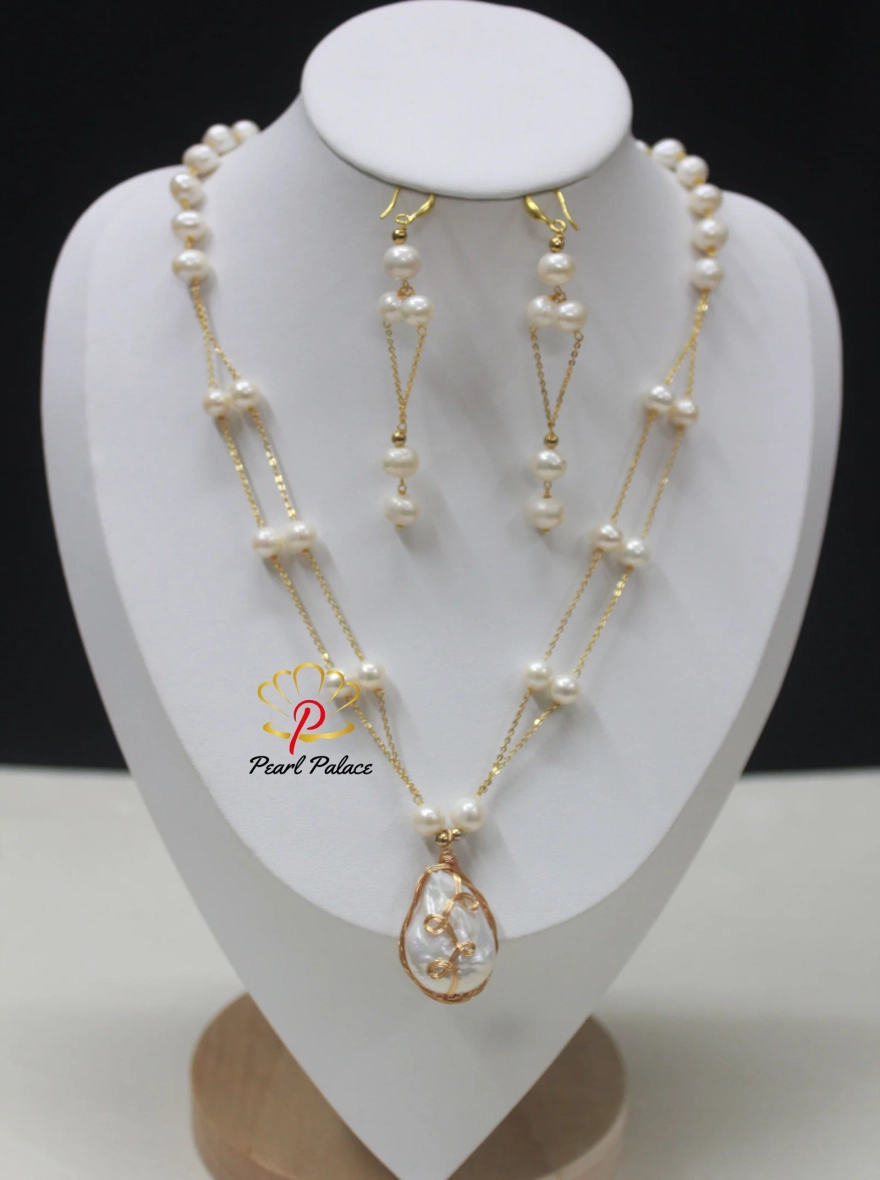 Pearl necklace with pendant .