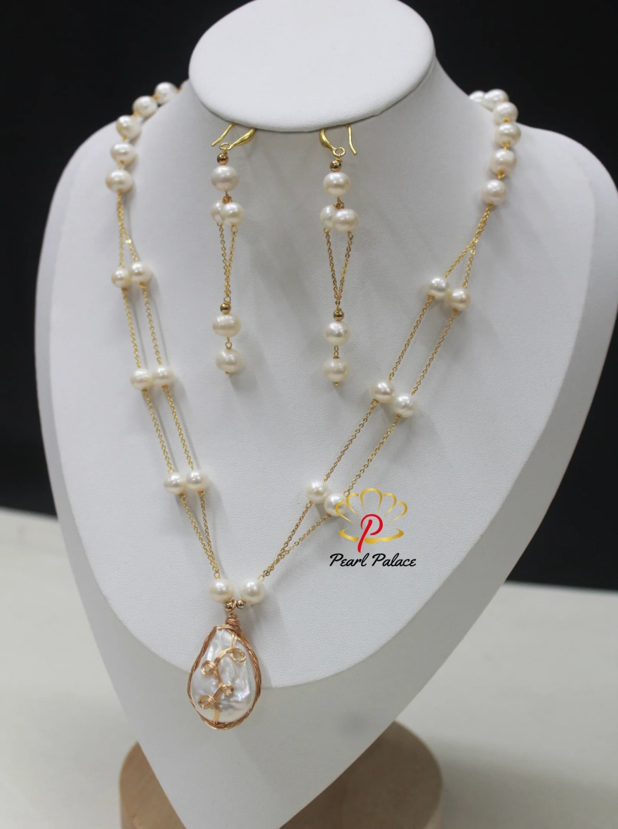 Pearl necklace with pendant .