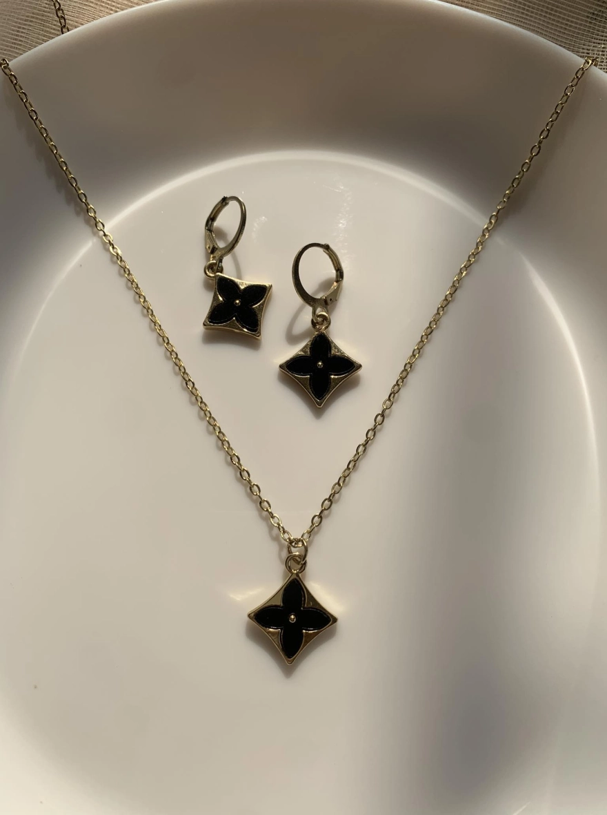 Onyx Noir Quatrefoil Jewelry Set