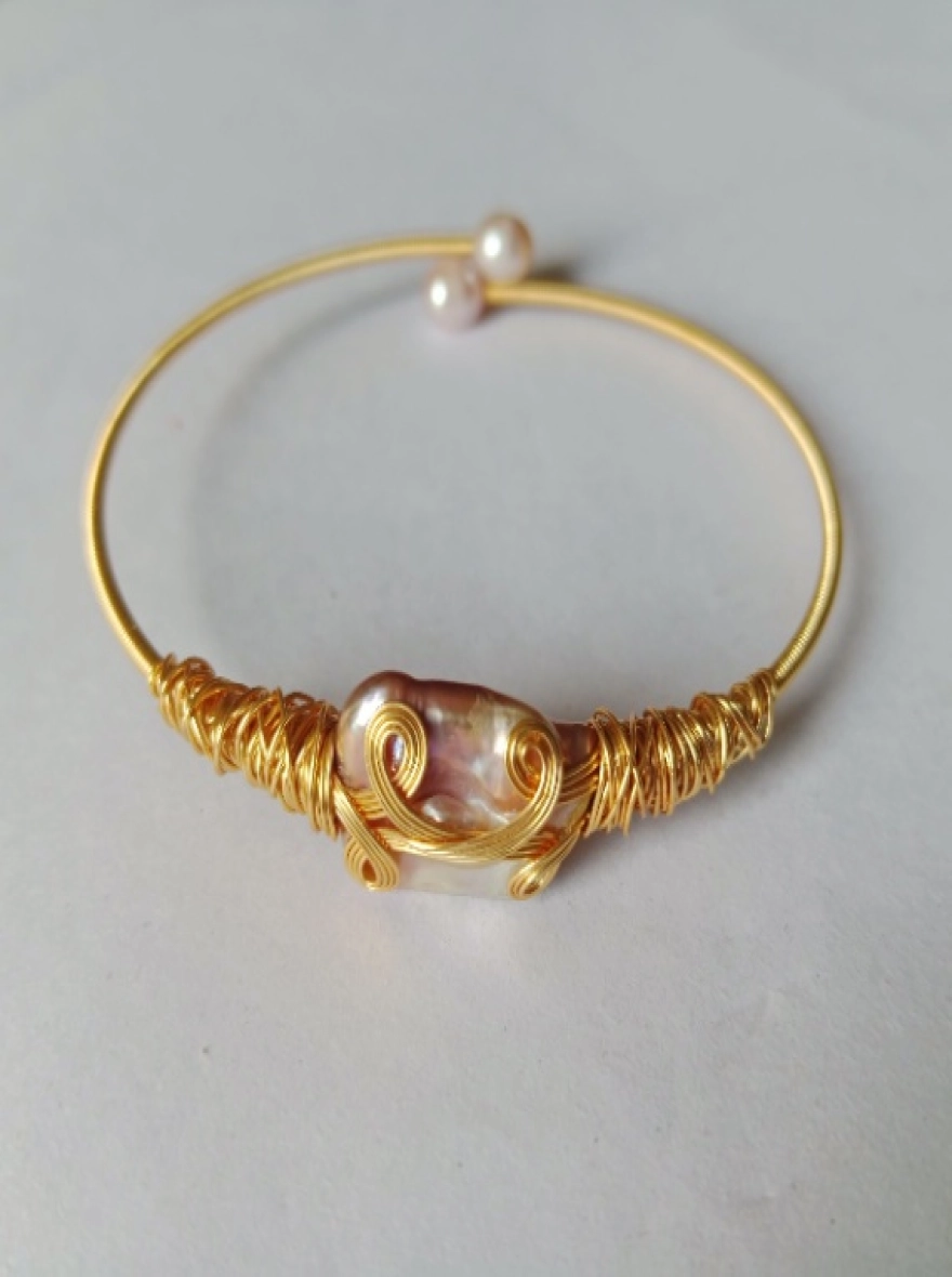 Mother Pearl Adjustable Bracelet with gold plating body