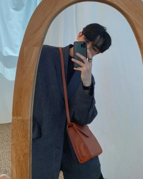 Premium Korean Vertical Phone Bag – Minimalist Leather Crossbody